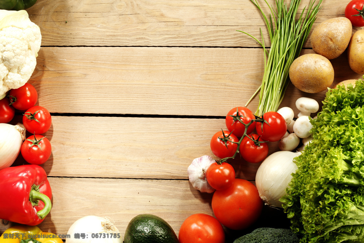 木板 上 蔬菜 背景 西红柿 土豆 美食 食物 蔬菜图片 餐饮美食