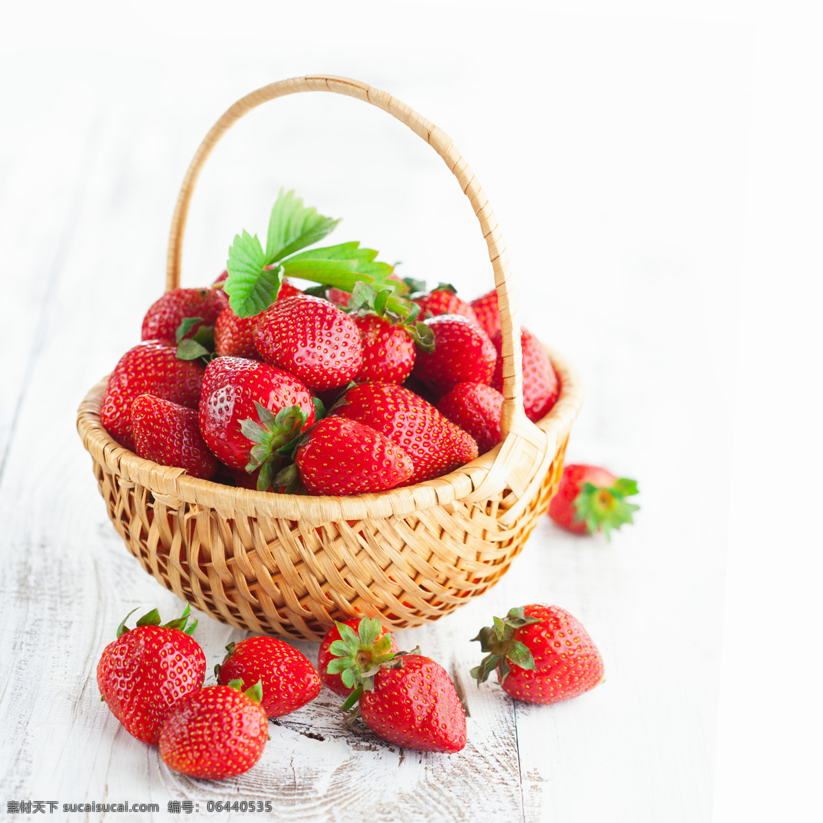 手提 篮里 新鲜 草莓 手提篮 新鲜草莓 新鲜水果 水果摄影 果实 水果蔬菜 餐饮美食 白色