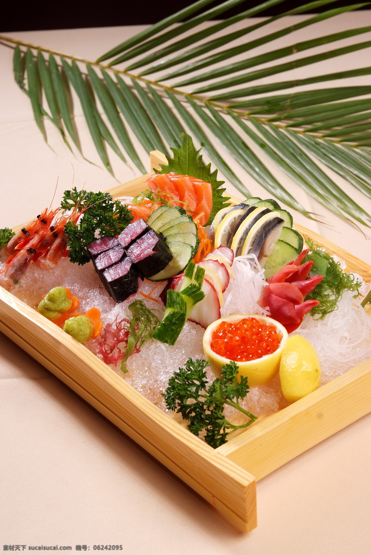 日式料理 寿司 鱼子酱 生鱼片 刺身 三文鱼 虾 日式拼盘 餐饮美食