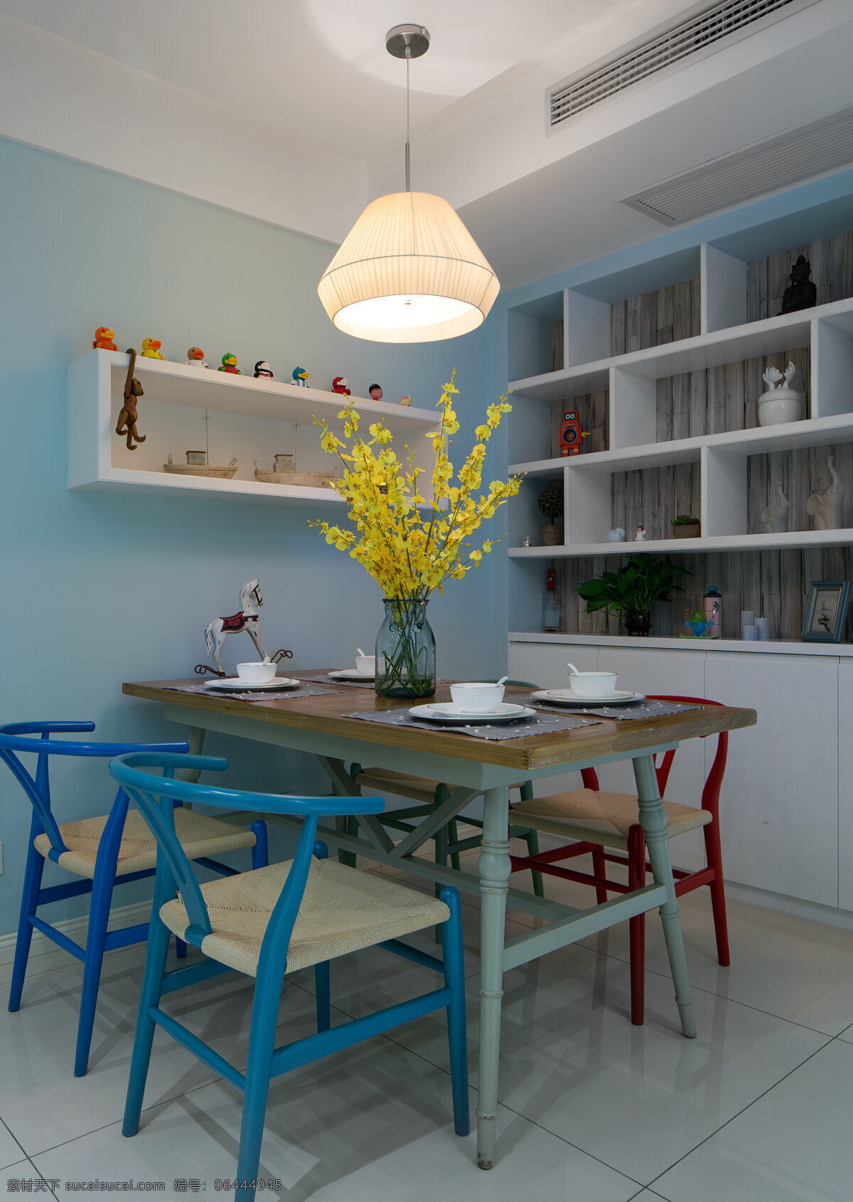 时尚 青春 客厅 蓝色 椅子 室内装修 效果图 白色展示架 灰色地板 客厅装修 浅蓝色背景墙