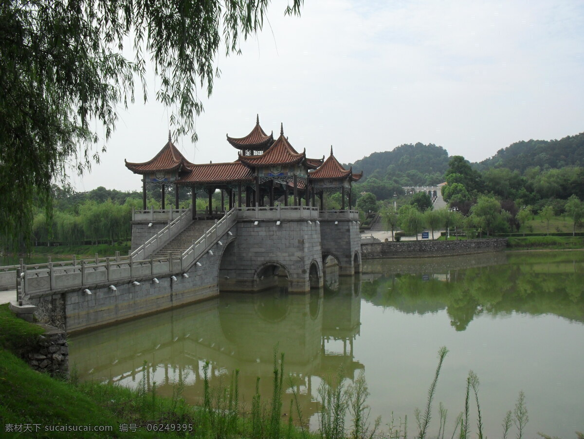 大理石 倒影 湖水 景观灯 琉璃瓦 旅游摄影 绿树 墙画 水中亭阁 亭阁 石桥 石拱 远山 人文景观 家居装饰素材 灯饰素材