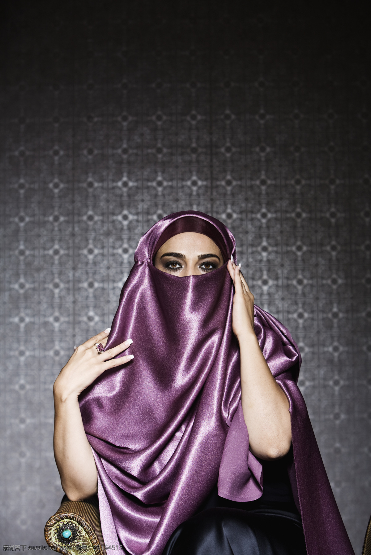 围着 丝绸 漂亮 女性 阿拉伯女性 伊朗女性 外国女性 蒙面 头巾 装扮 女人 美女图片 人物图片