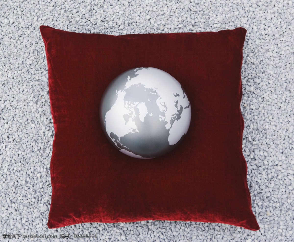 红色 抱枕 上 灰色 地球 商务 全球化 世界地图 高清图片 创意设计 创意摄影 广告设计素材 地球素材 商业素材 灰色地球 小石子 石头背景 红色抱枕 地球图片 环境家居