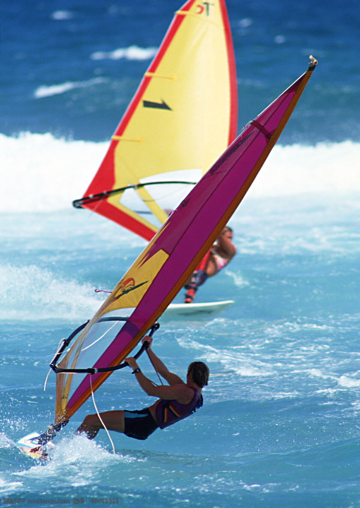 正在 冲浪 人 旅游 风景区 夏威夷 夏威夷风光 悠闲 假日 运动 小帆船 大海 浪花 大海图片 风景图片