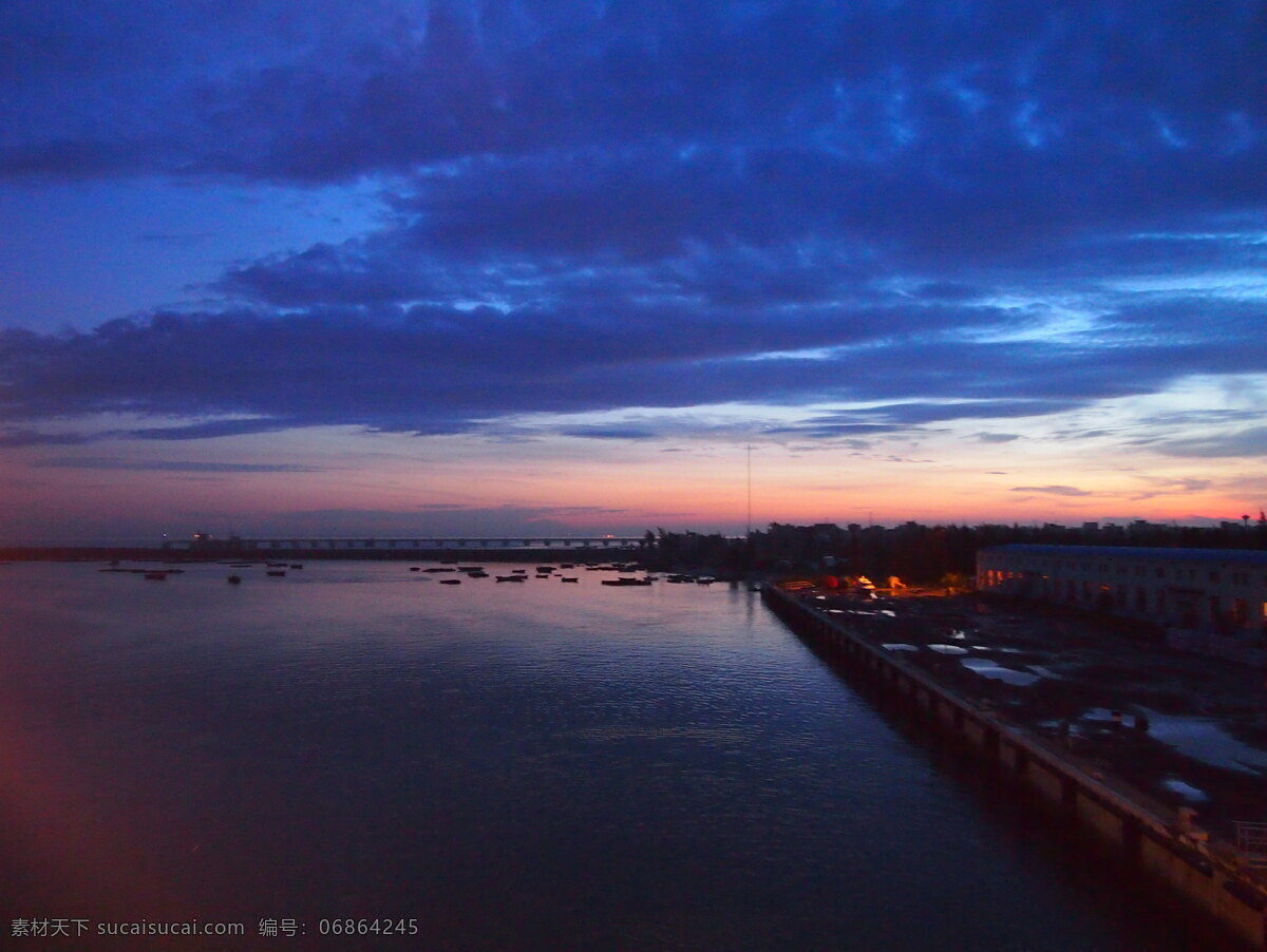 村庄 大海 海口 黄昏 落日 水上木屋 天空 晚霞 渔船 黄昏落日海景 海南黄昏 峦山 烟雾弥漫 金色海水 黄昏落日 自然风景 自然景观 风景 生活 旅游餐饮