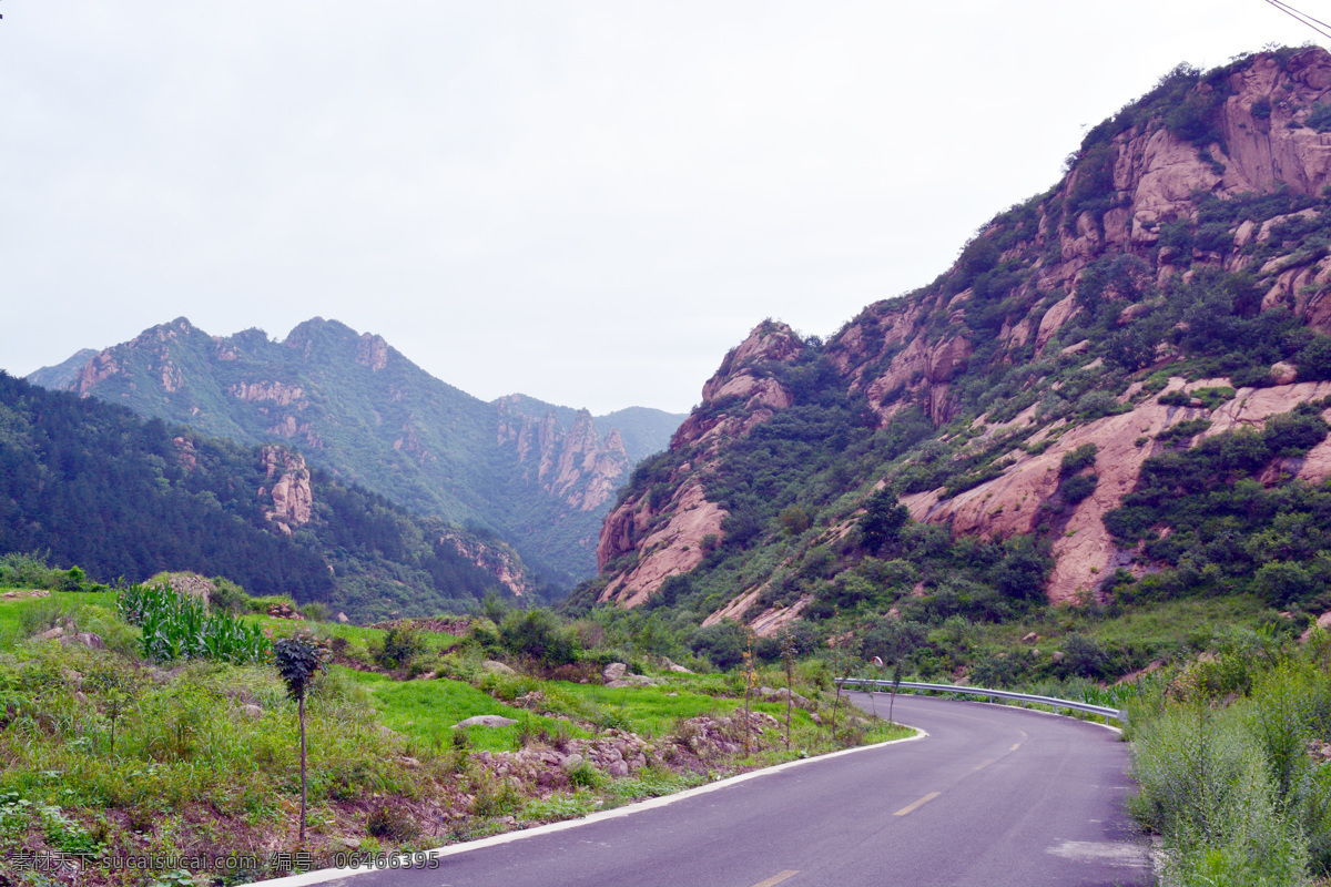 山间柏油路 山间 远山 高山 岩石 树木 柏油马路 植被 天空 摄影图片 自然景观 自然风景