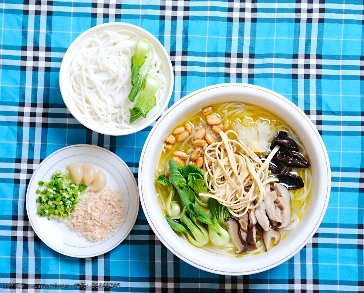 香菇米线俯拍 香菇米线 过桥米线 米线 香菇 蒜瓣 蓝台布 菜谱 传统美食 餐饮美食