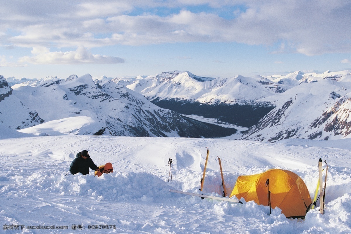 雪地 里 滑雪 运动员 雪地运动 划雪运动 极限运动 体育项目 帐篷 生活百科 雪山 风景 摄影图片 高清图片 滑雪图片