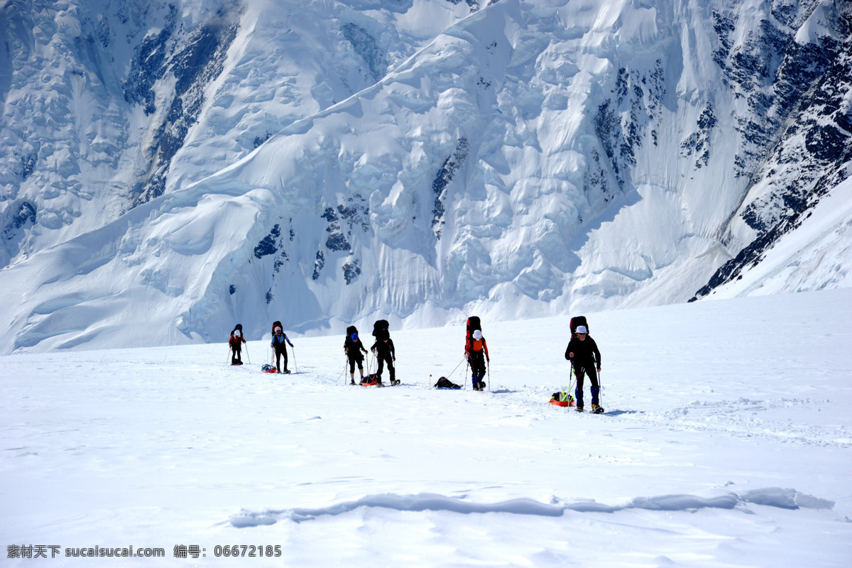 雪地 中 行走 人们 团队 攀登 寒冷 雪天 各色人物 文化艺术 体育运动