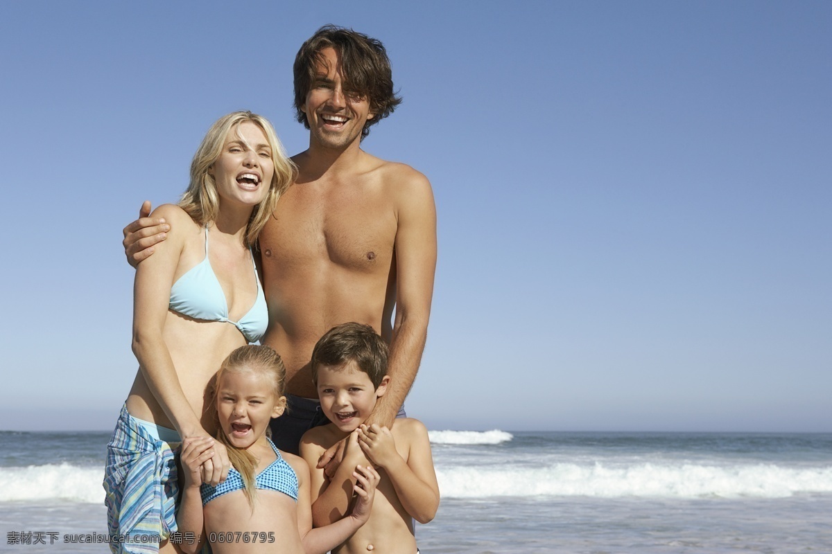 幸福 一家人 人物 男性 女性 幸福一家人 合照 一家四口 微笑 开心 海边 沙滩 海浪 海天一色 生活人物 人物图片