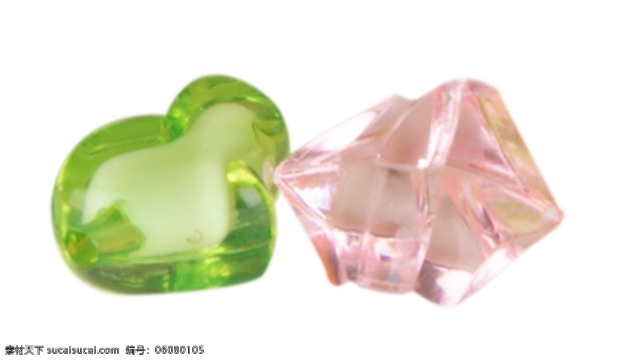 两个装饰品 心形 绿色 粉色