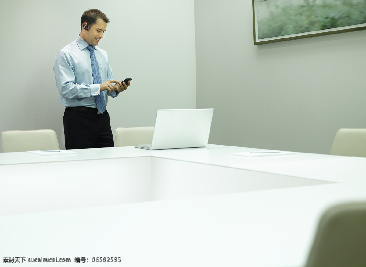 会议室 里 看 手机 男人 男士 男性 公司职员 商务人士 职业人员 人物摄影 人物图片