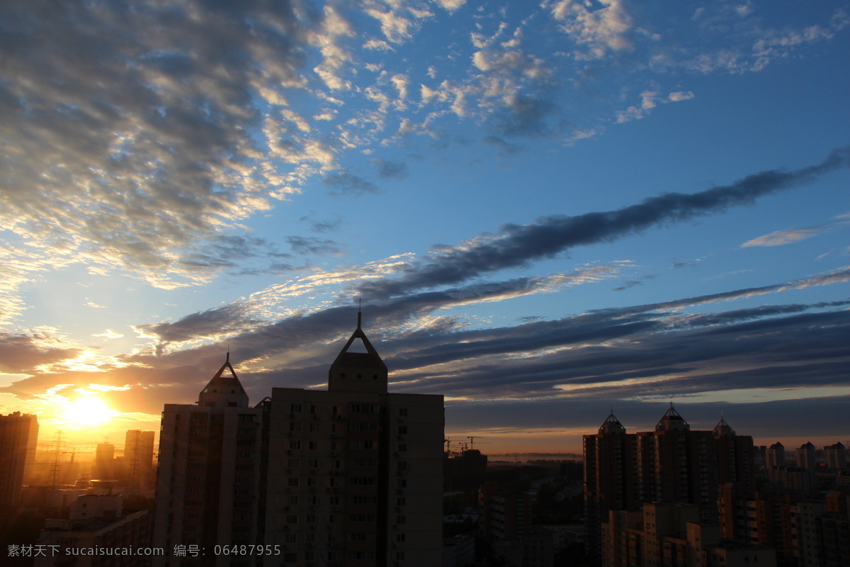 白云 城市 建筑剪影 金色光芒 蓝色天空 太阳 自然风景 日出 城市日出 北京风光 天空 晚霞 自然景观 psd源文件