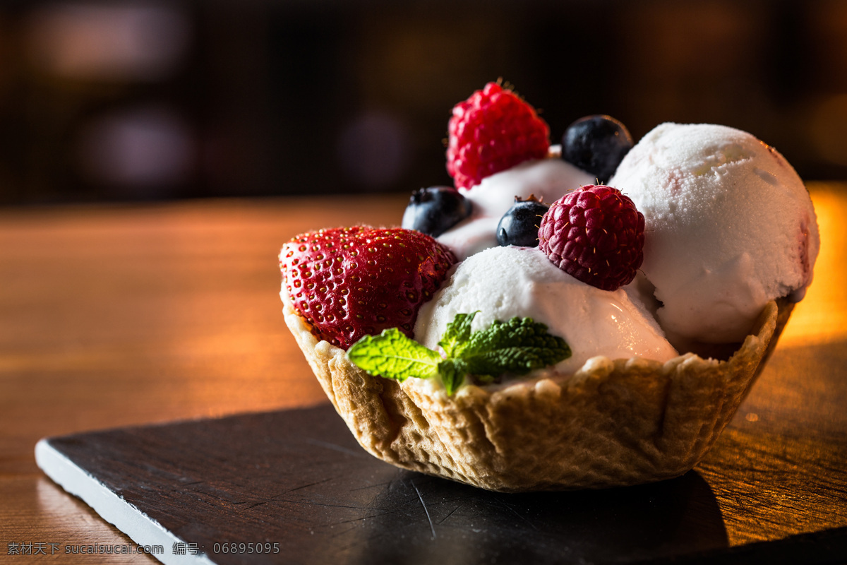 蓝莓 草莓 冰淇淋 水果冰淇淋 冰激凌 甜品美食 食物摄影 美味 美食图片 餐饮美食