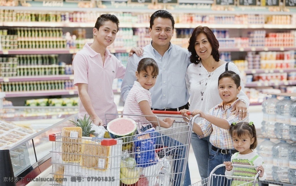 超市购物 货架 超市 购物 快乐的一家人 幸福 开心 一家人购物 手推车 购物车 男人 女人 人物 高清 日常 生活 日常生活 人物图库