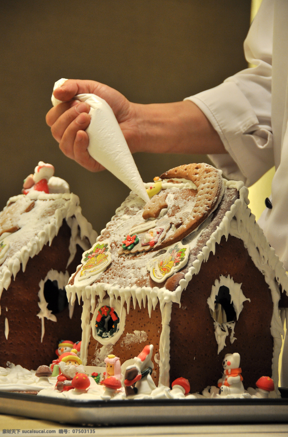 制作姜饼屋 圣诞 姜饼屋 蛋糕 糕点 饼屋 房子 巧克力 西餐美食 餐饮美食