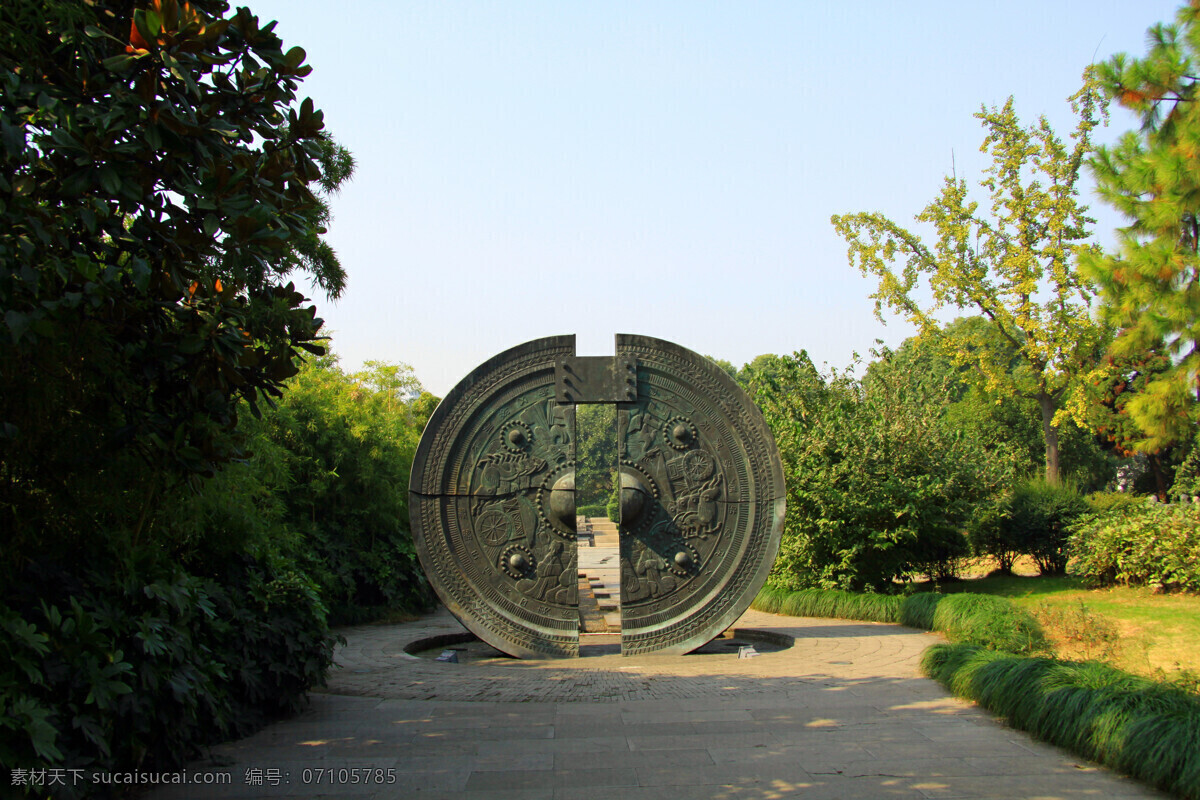 铜雕塑 蓝天 铜雕 铜钱 古币铜雕 绿树 广场 国内旅游 旅游摄影