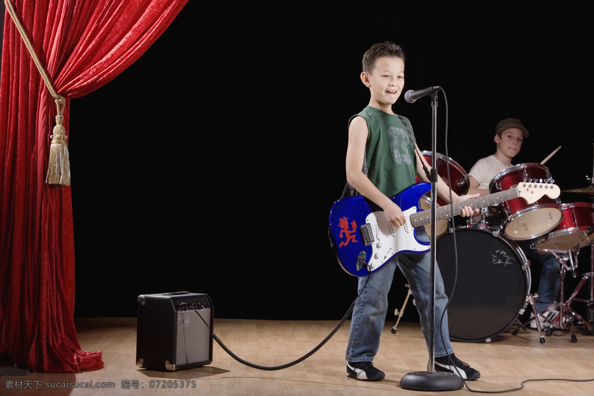 乐队图片素材 吉他 乐队 架子鼓 红色帷幕 演唱 表演 男性 男生 小学生 人物 儿童 儿童图片 人物图片