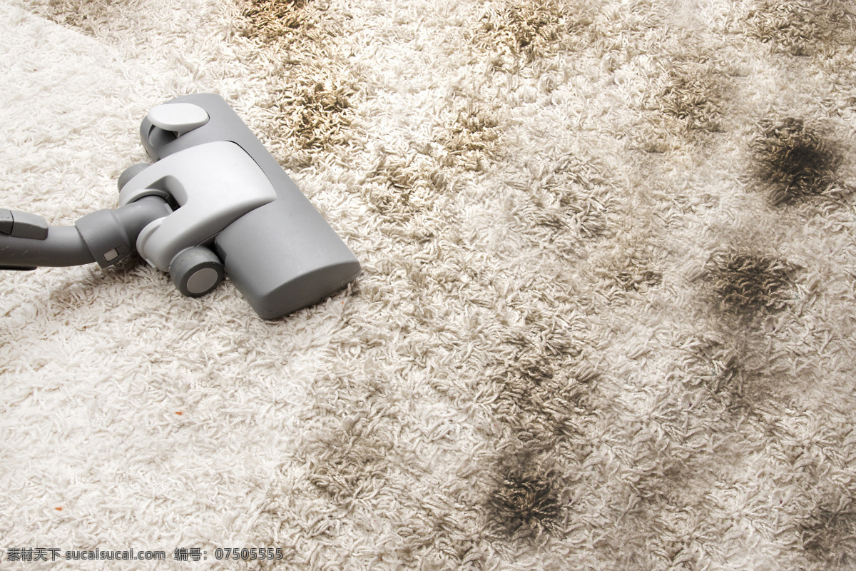 地毯 上 吸尘器 地板 人物 打扫卫生 其他类别 生活百科
