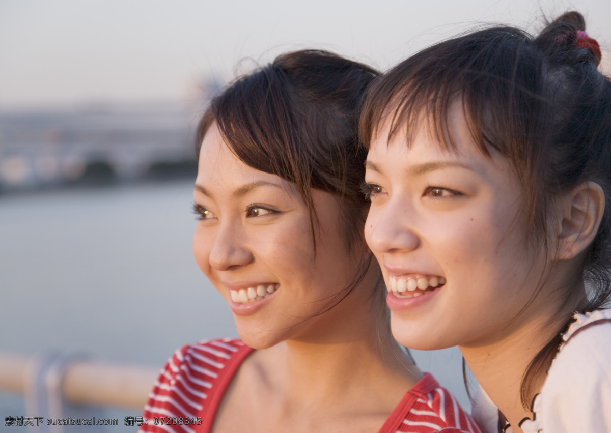 观赏 风景 两个 女孩 观看 轻松 阳光女孩 开心女孩 假日快乐少女 青春 美少女 少女 休闲 高清图片 美女图片 人物图片