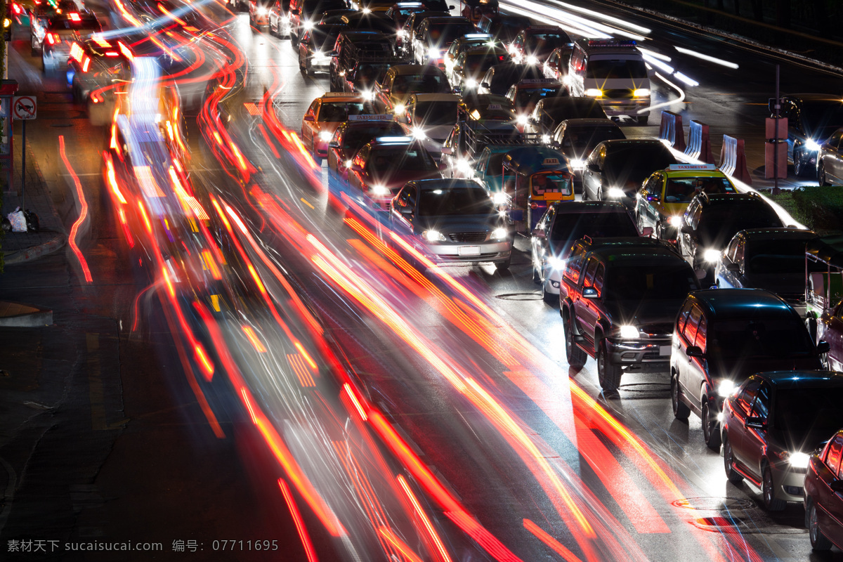 灯光 闪闪 道路 马路 马路上的汽车 夜晚 交通工具 汽车图片 现代科技