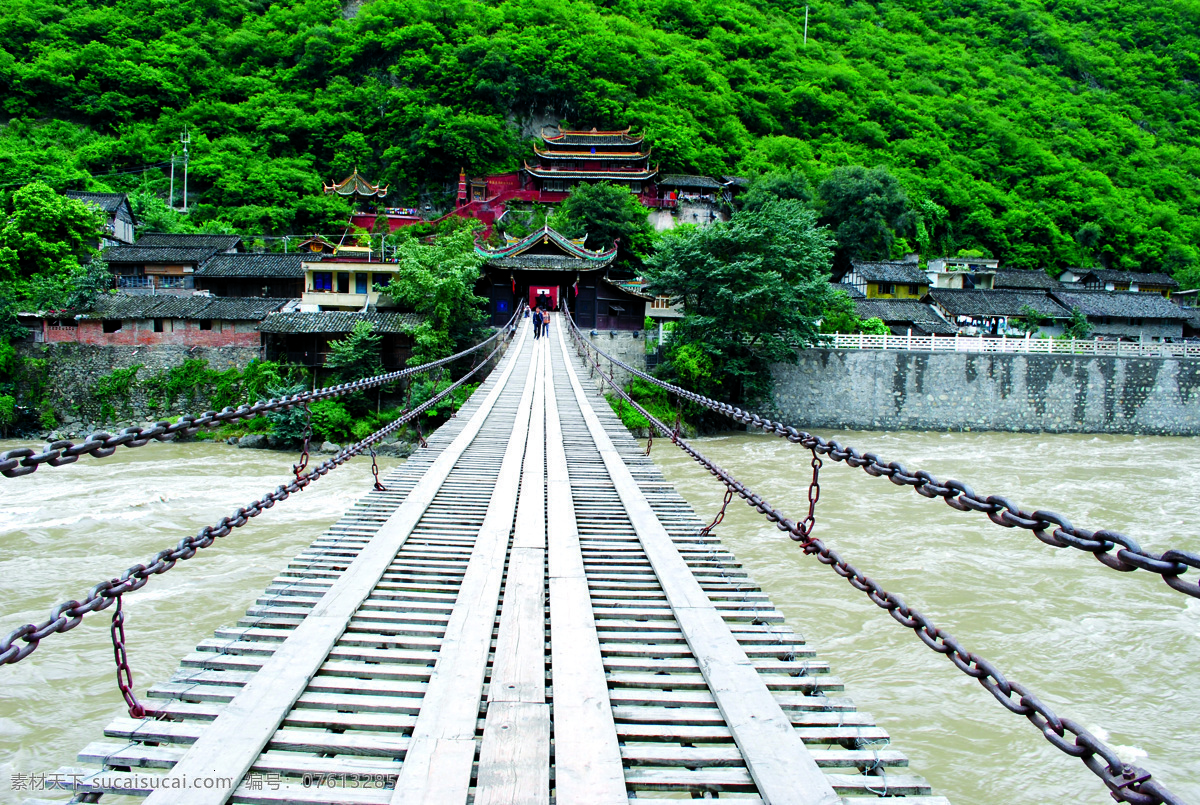 泸定桥 桥梁 桥锁 铁链 锁链 青山 河水 古屋 建筑 国内旅游 旅游摄影