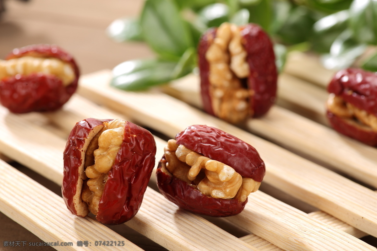 枣 核桃 木板 枣夹核桃 树木 美食图片 餐饮美食 传统美食