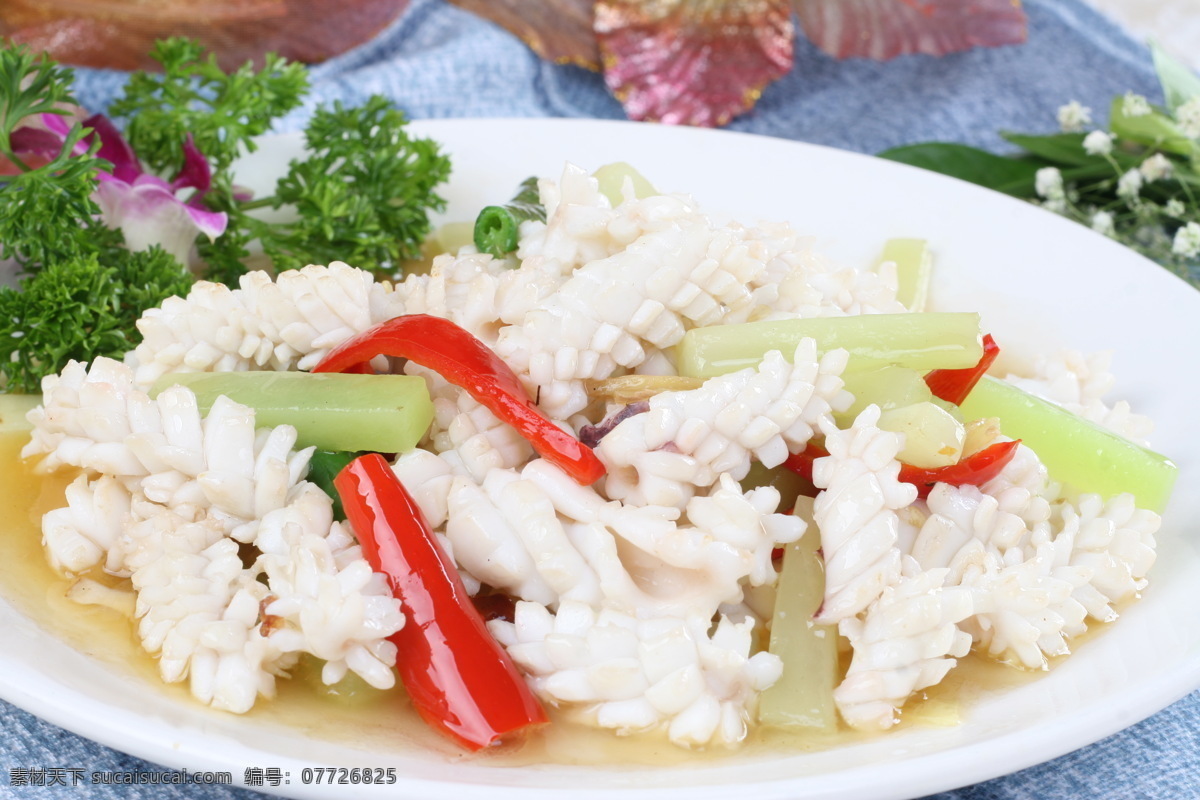 火爆鲜鱿 鲜鱿 莴笋 青红椒 盘子 桌布 传统美食 餐饮美食