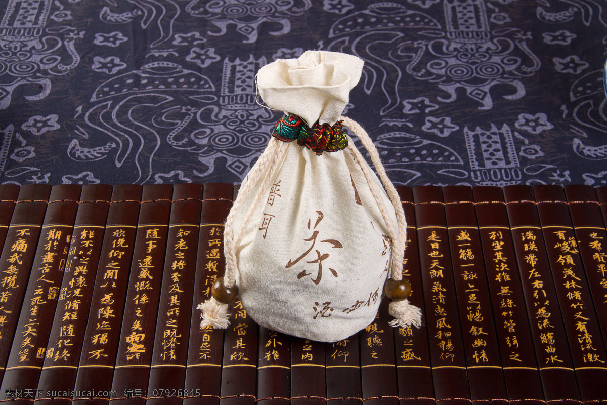 茶袋 竹简上的茶袋 茶文化 白色茶袋 中式风格 中式文化 茶 文化 文化艺术 传统文化