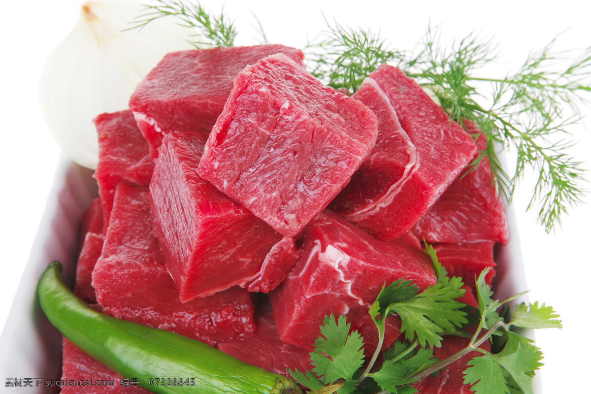 盘 牛肉 块 食物 餐饮美食 美味 可口 生牛肉 牛肉块 蔬菜 辣椒 肉类 芹菜 食材原料