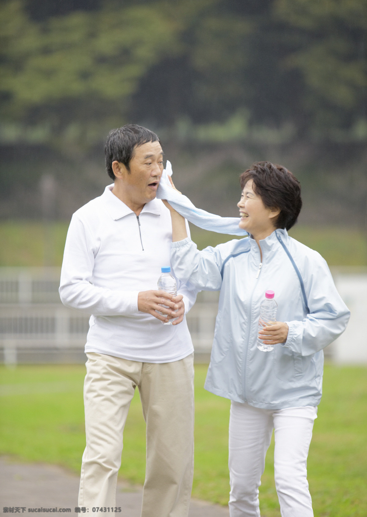 幸福 恩爱 老 夫妻 生活人物 老人 家庭生活照 温馨 幸福家庭 人物图库 人物摄影 摄影图库 生活写真 惬意生活 休闲生活 休闲老人 享受生活 时尚生活 时尚老人 家庭 和谐家庭 和谐 欢乐 喝水 草地 手 矿泉水 老婆 老公 擦 汗 擦汗 恩爱夫妻 人物图片