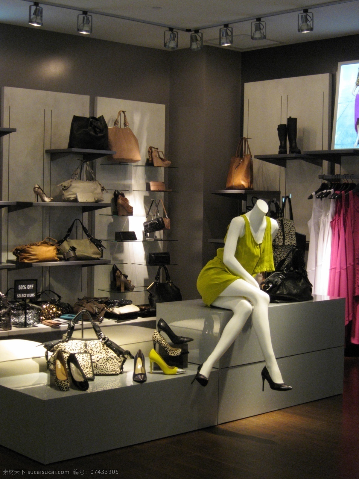 女性用品 专卖店 购物 专卖店设计 包 高跟鞋 裙子 货架 塑料模特 室内设计 环境家居