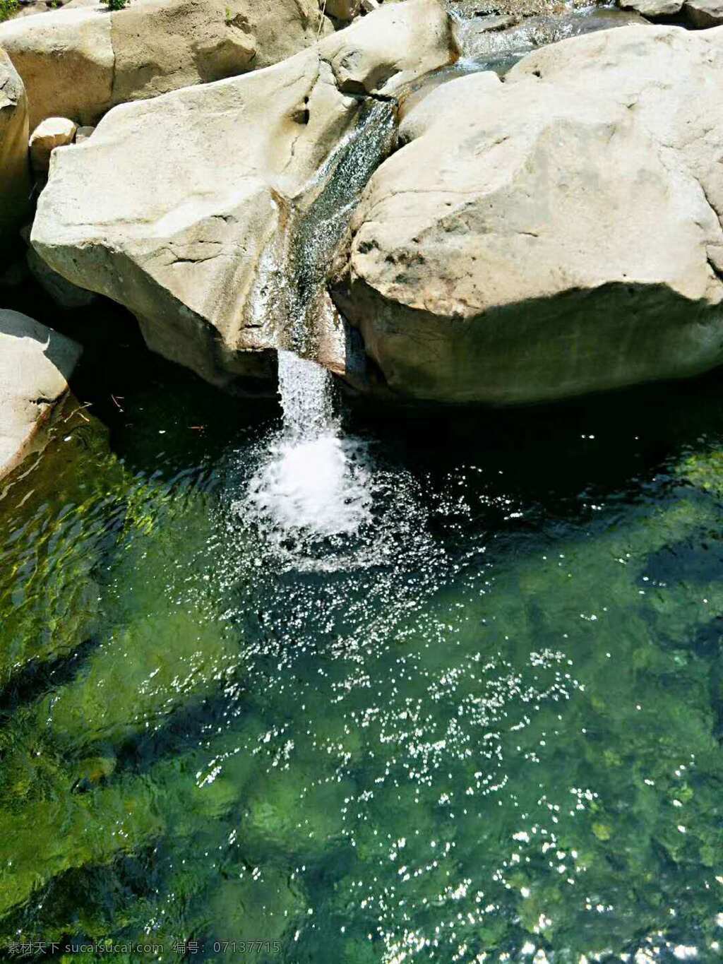 清澈泉水 清澈 泉水 绿色 自然景观 山水风景
