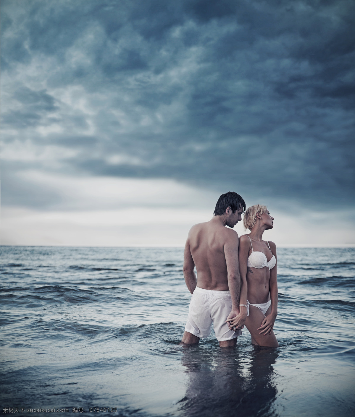 海滩 上 夫妻 外国男性 男人 性感美女 模特 女性 夫妇 大海 拥抱 恩爱 情侣图片 人物图片