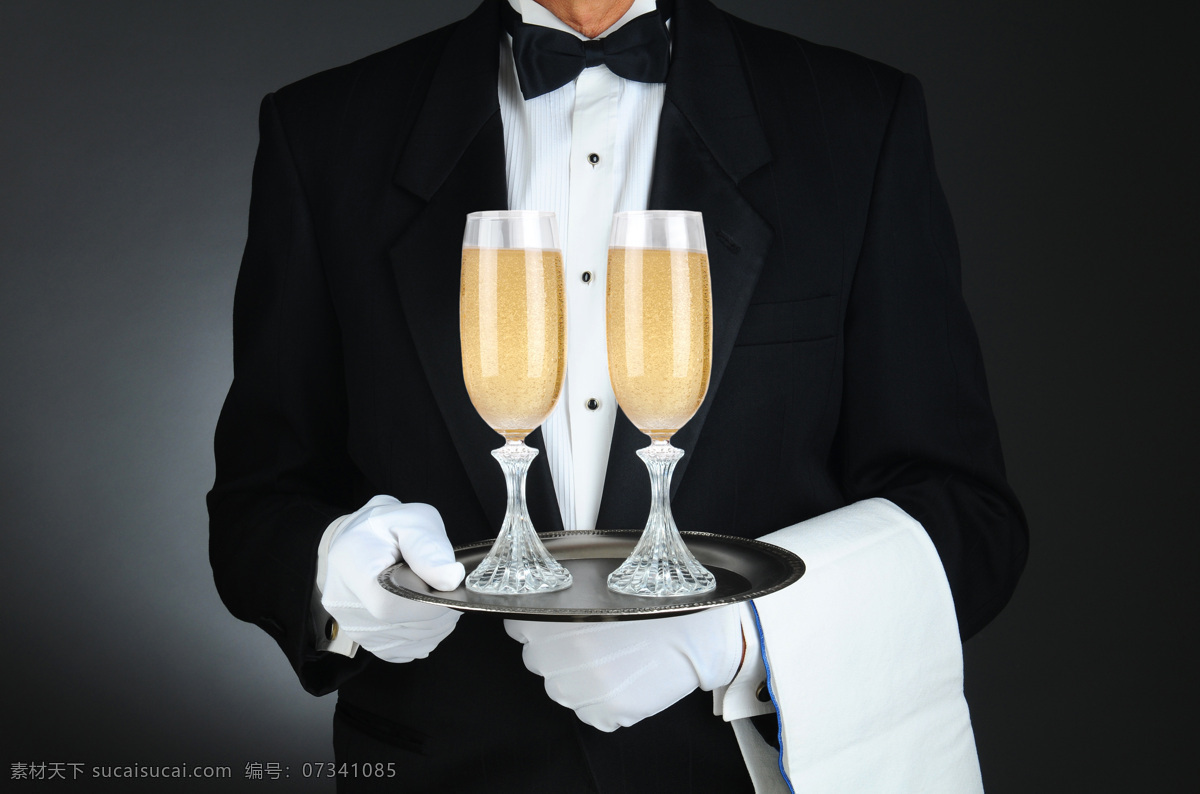 托盘 里 饮料 男人 服务生 玻璃杯 高角杯 香槟 饮料图片 餐饮美食