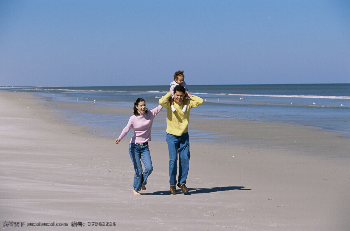 沙滩 上 散步 家庭 海边人物 海滩 外国男性 男人 女性 女人 外国夫妻 夫妇 爸爸 妈妈 小女孩 温馨家庭 大海 家庭图片 人物图片
