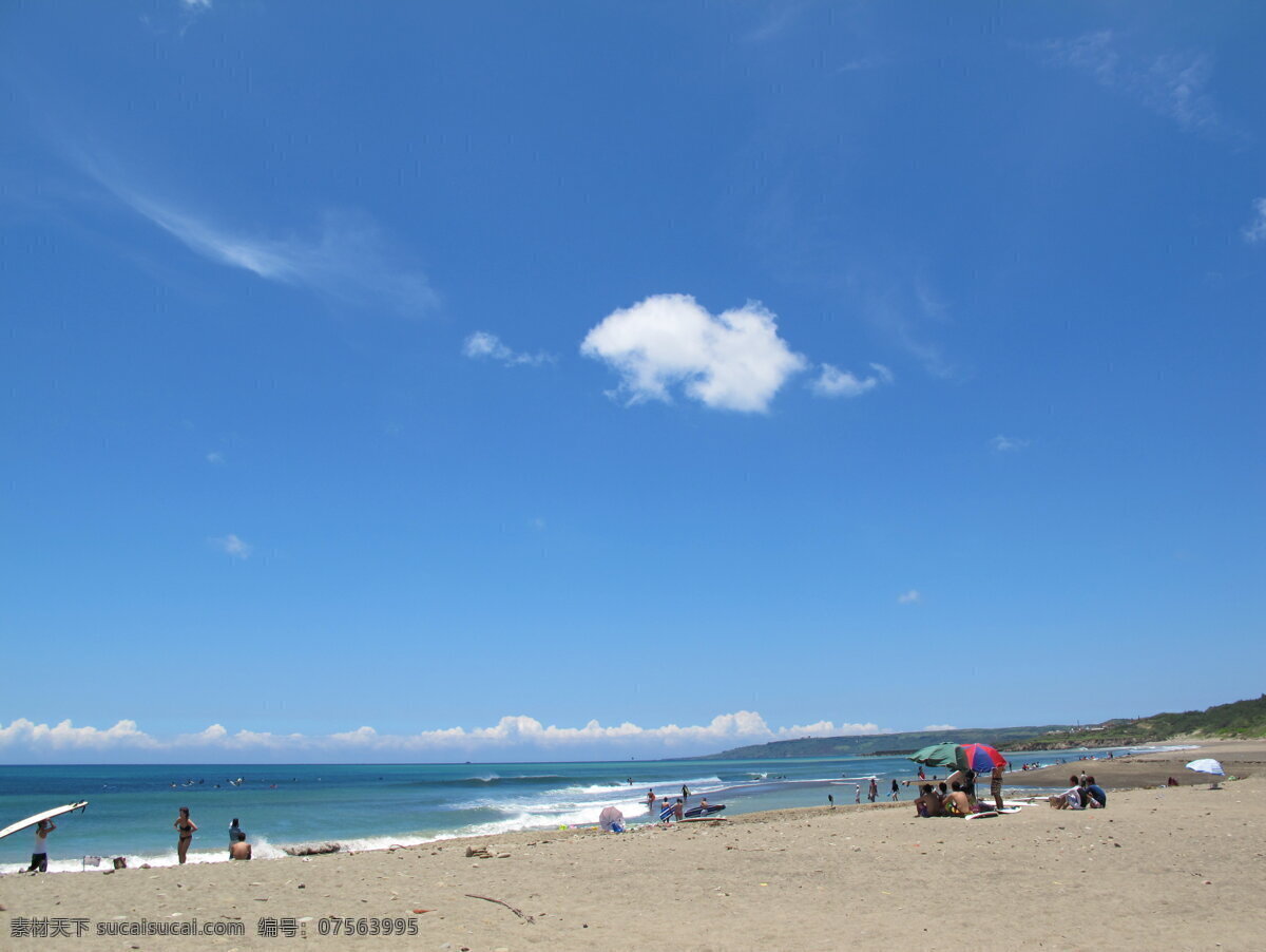 蓝天 下 海滩 白云 国内旅游 海水 旅游摄影 人群 沙滩 天空 蓝天下的海滩 psd源文件