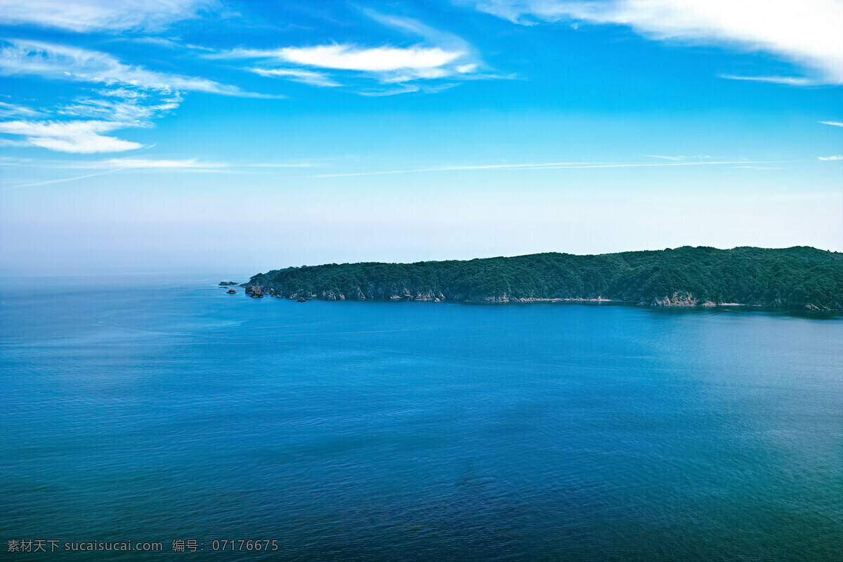 蓝天大海海岛 帆船 贝壳 海螺 石子 海边 城市 岩石 蓝天 白云 大海 楼 风景 海岸线 晴天 清澈 美丽 湖 椰树 沙滩 船只 沙滩上的车 摄影图片 鸟语花香 自然景观 山水风景