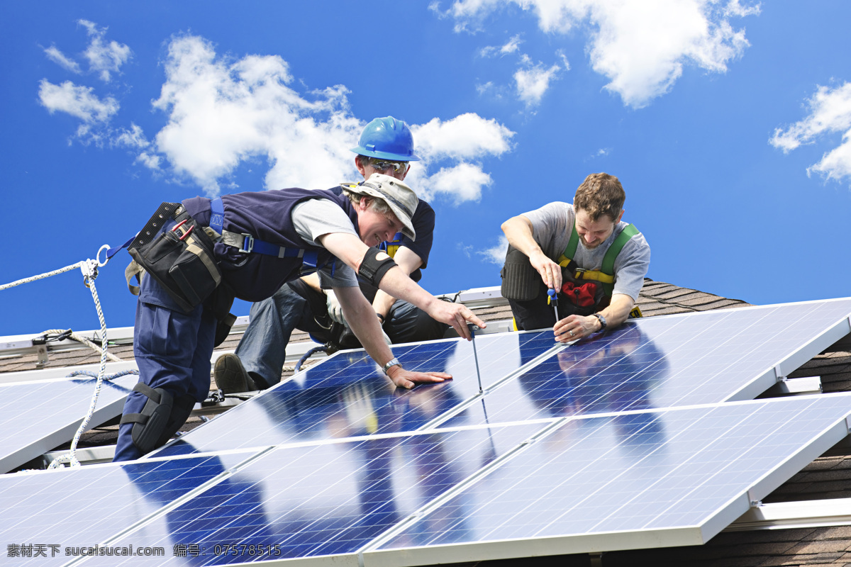 房顶 安装 电池板 工人 安装工人 蓝天 白云 天空 太阳能 节能环保 生态环保 绿色环保 环保能源 太阳能发电 其他类别 生活百科