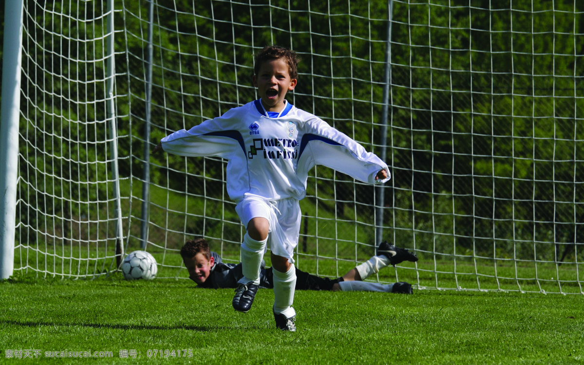 足球 小将 草坪 儿童幼儿 人物图库 摄影图库 小男孩 足球场 足球小将 球门 矢量图 日常生活