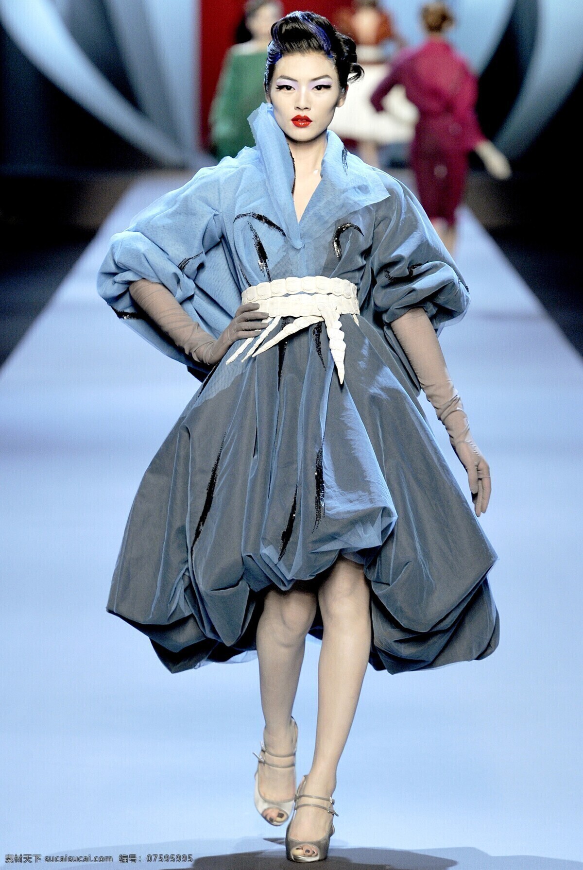 模特走秀 迪奥 高级定制 秀场 christian dior 2011 春夏 高级 定制 女性女人 人物图库