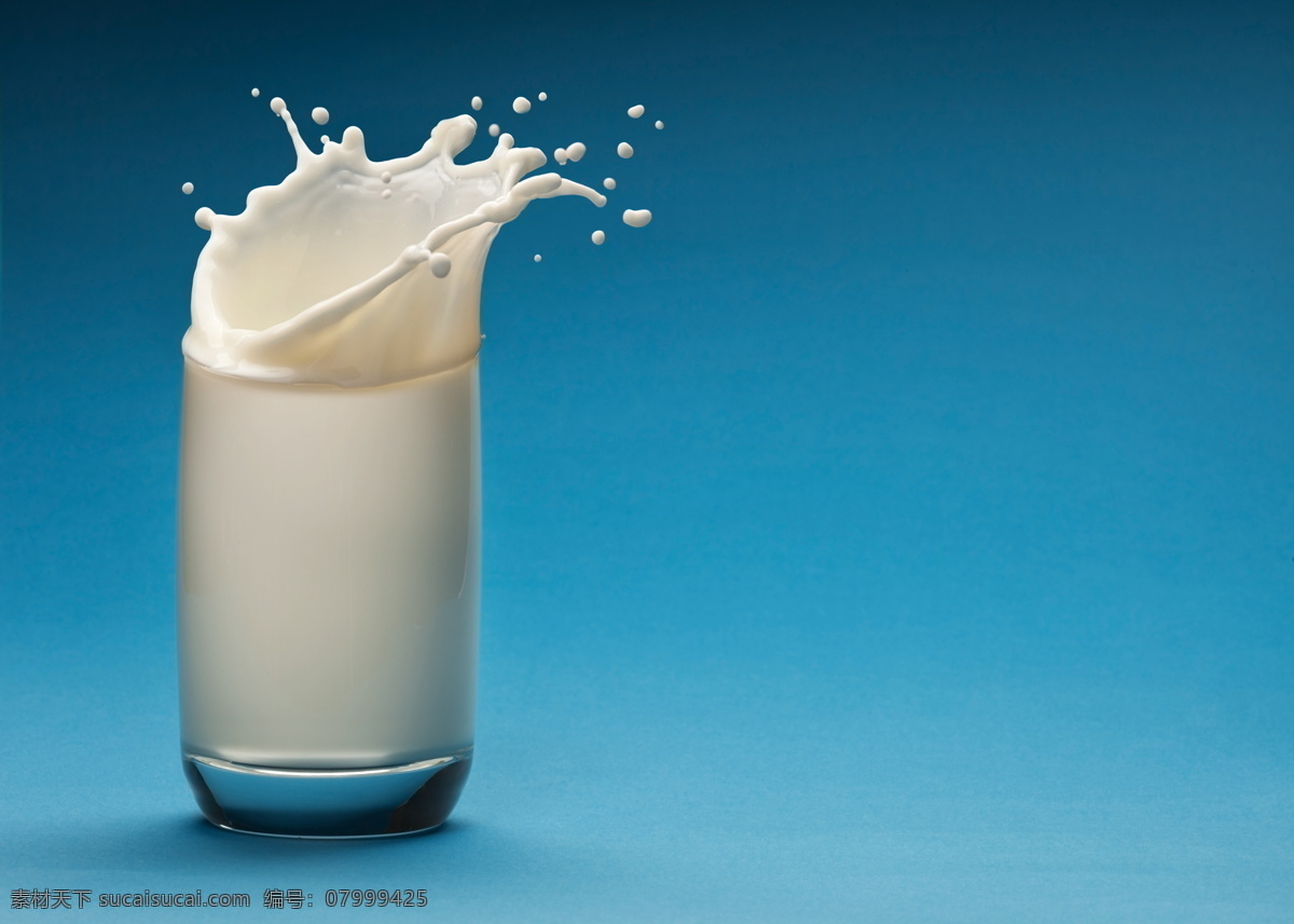 玻璃杯 里 牛奶 动感牛奶 乳品 饮料 杯子 创意图 摄影图 高清图片 图片素 酒类图片 餐饮美食