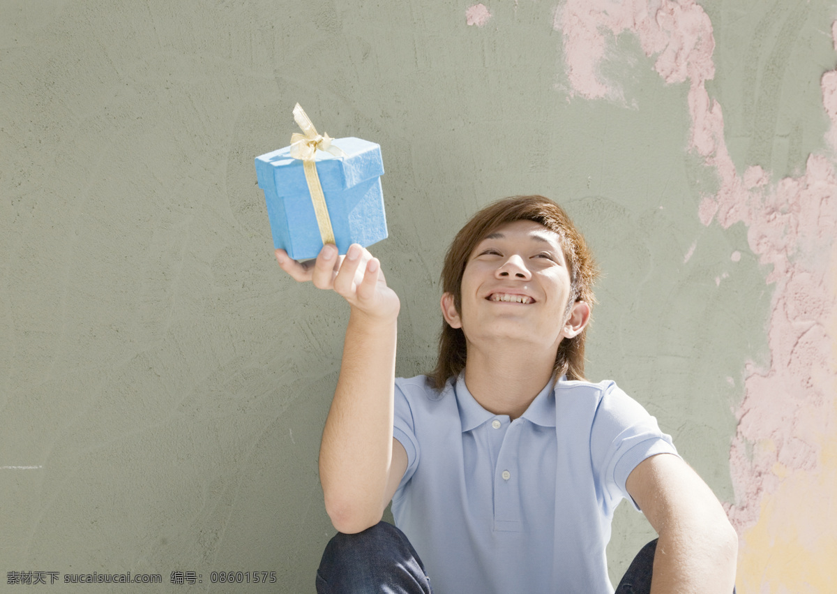 微笑 男孩 礼物 微笑人物 人物 人物图库 男人图片 高清图片 帅气男孩 男人 高清大图 微笑男人 男性 男人与礼物 礼品盒 礼品 美女图片 人物图片