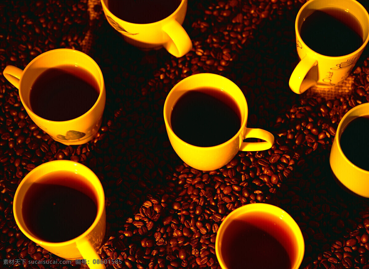 咖啡豆 上 褐色 咖啡 一堆咖啡豆 颗粒 果实 饱满 许多 很多 coffee 浓香 托盘 杯子 勺子 麻袋 包装 铺垫 高清图片 咖啡图片 餐饮美食