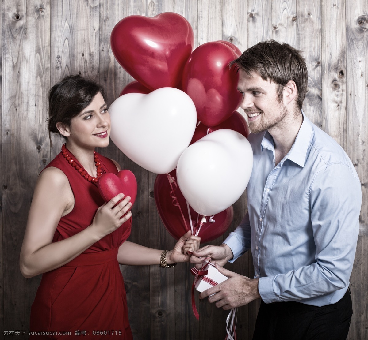 手 心形 气球 情侣 亲密 对视 心形气球 幸福 情侣图片 人物图片