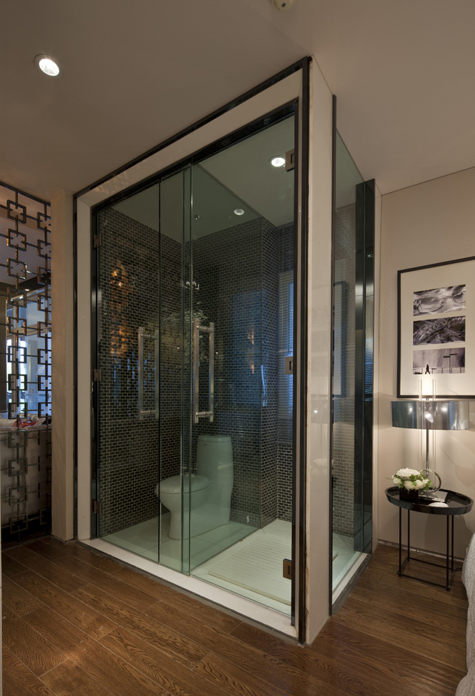 现代 卫生间 玻璃门 隔断 室内装修 效果图 木地板 白色台灯 玻璃门隔断 壁灯