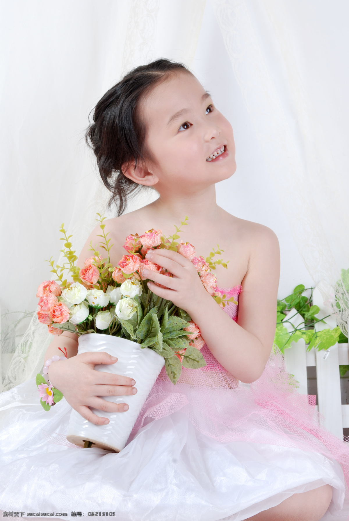 璐楠 小女孩 女孩 儿童 微笑 可爱 孩子 小公主 时尚 鲜花 花 花瓶 手链 婚纱 公主裙 a8儿童摄影 人物图库 儿童幼儿 摄影图库