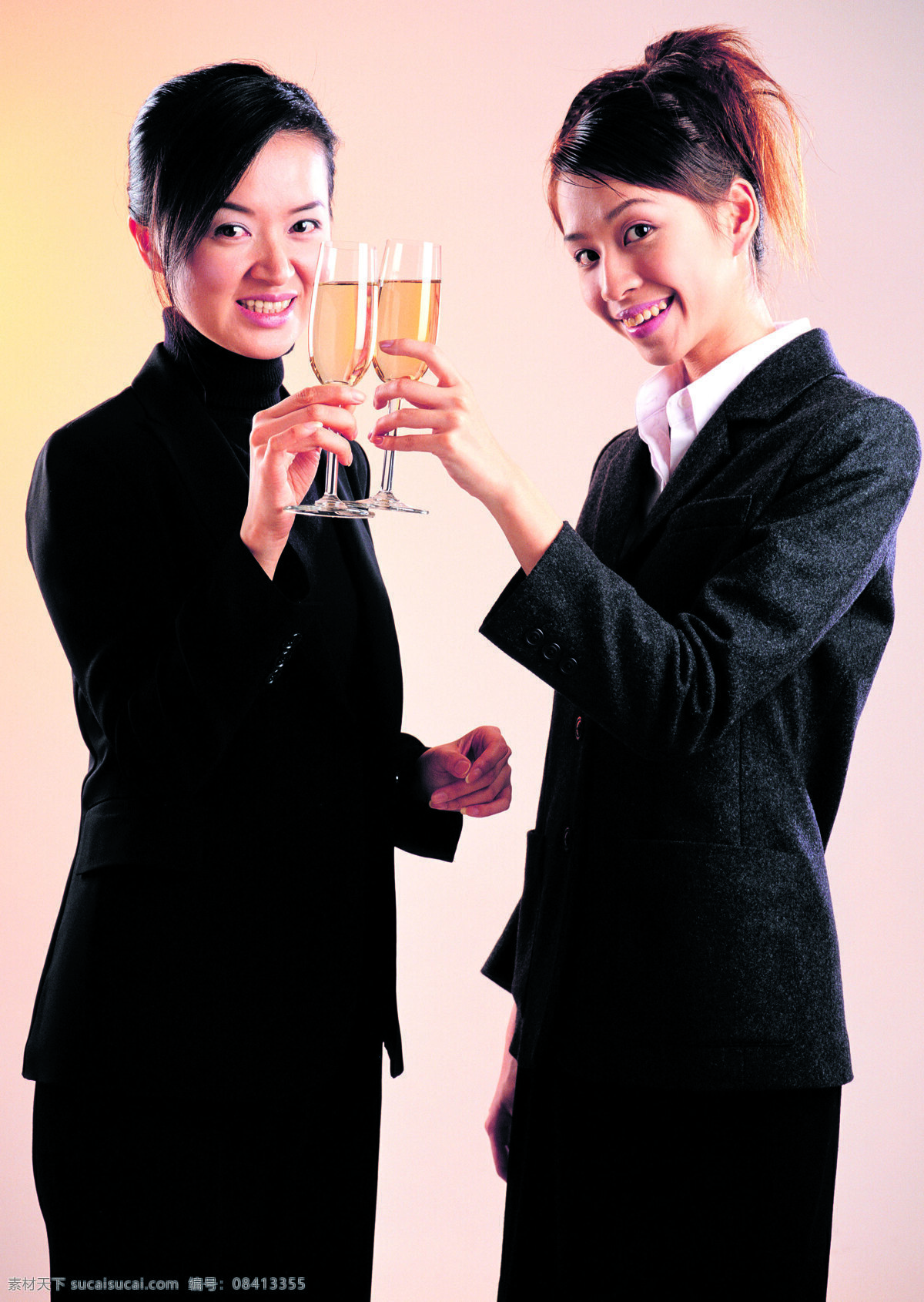 正在 喝 香槟 女性 人物 白领 商务 商务白领 正装 酒类 干杯 庆祝 商务人士 人物图片