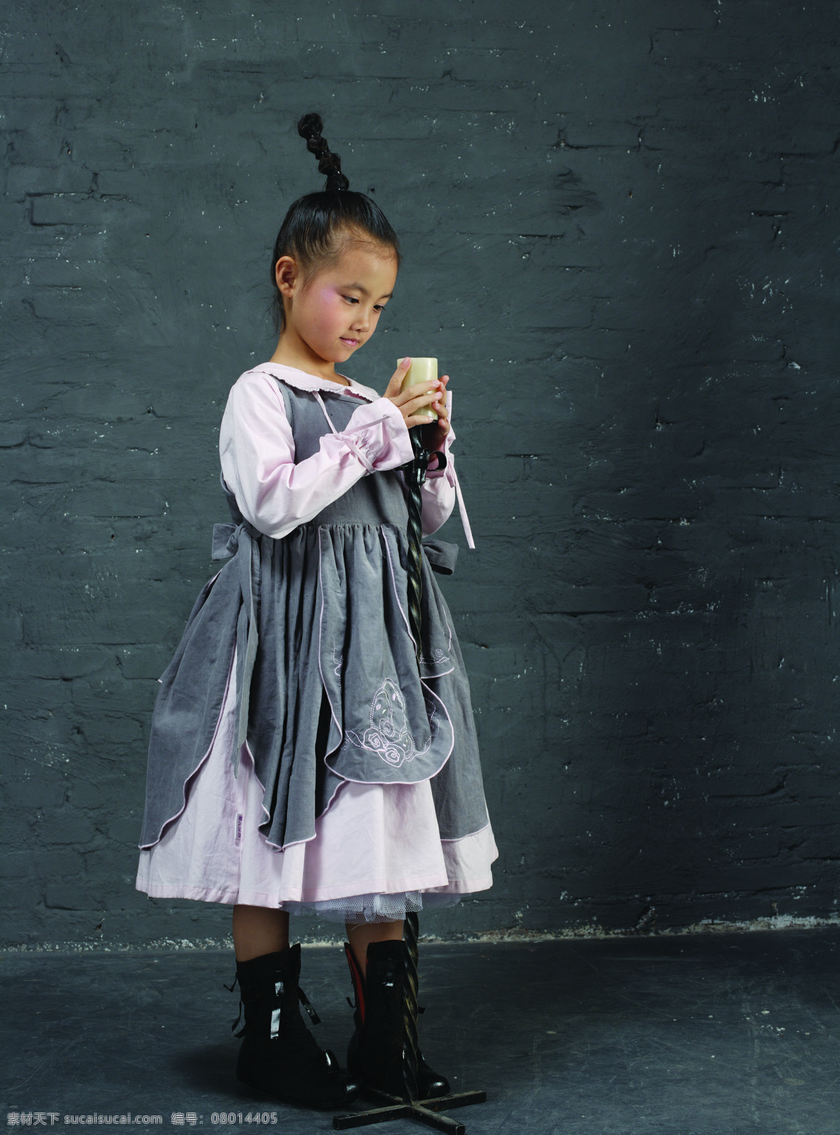 儿童服装 儿童幼儿 服饰 服装设计 灰色 可爱 模特 女孩 童装 休闲 小孩 女孩模特 小朋友 墙 灰色墙 尼玛的旅行 人物图库 其他服装素材