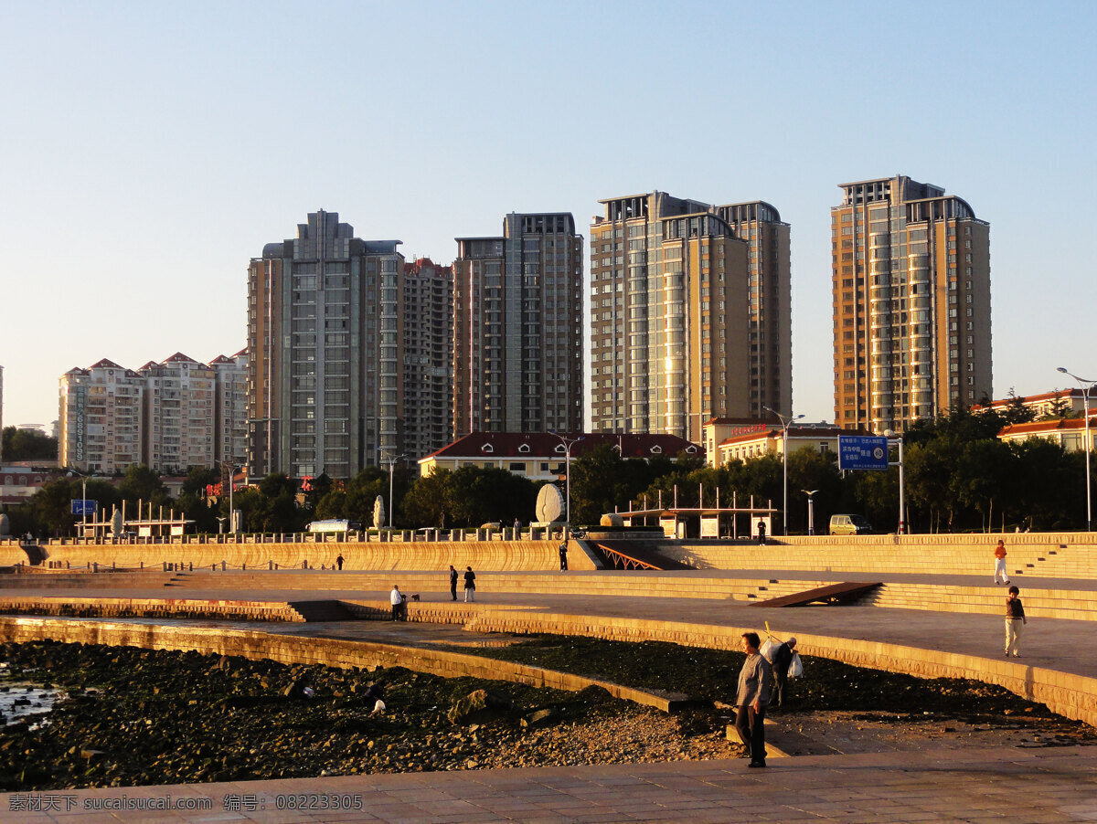 海滩 建筑摄影 建筑园林 栏杆 路灯 树木 台阶 烟台 建筑 烟台建筑 高层群楼 矮楼 行人 海滨路 psd源文件